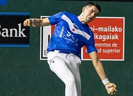 Rubén Salaverri recoge la pelota con su zurda.