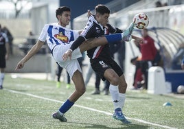 Raúl, autor del gol en Ejea, pelea por el balón.