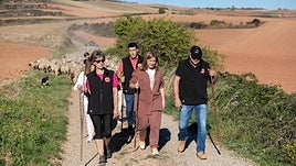 La consejera, Noemi Manzanos, con ganaderos de La Rioja Alta.