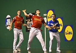Darío prepara su volea ante la mirada de su compañero Erostarbe y de Rubén Salaverri.