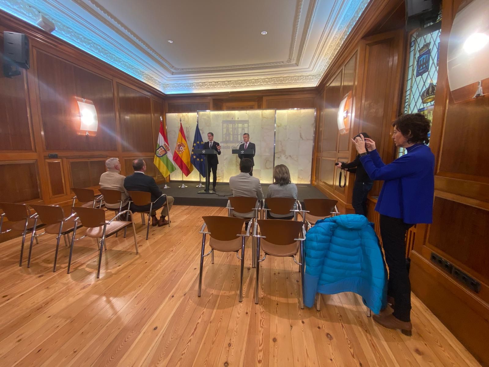 Capellán y Escobar, este martes, durante la presentación del convenio firmado el 30 de diciembre.