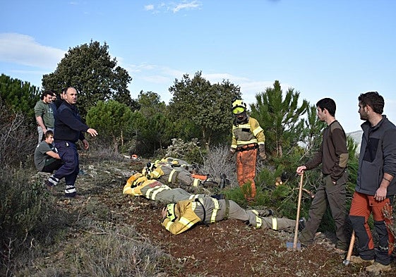 Alumnos de un ciclo formativo forestal, durante unas prácticas el pasado mes de diciembre en los bosques de Cornago.