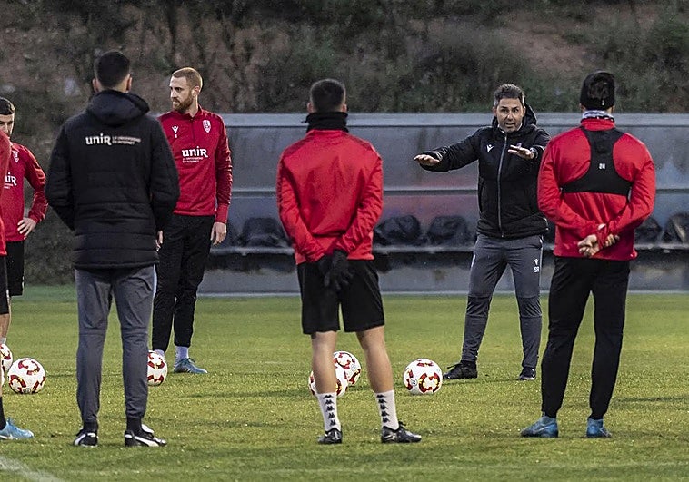 Sergio Rodríguez da instrucciones a sus jugadores.