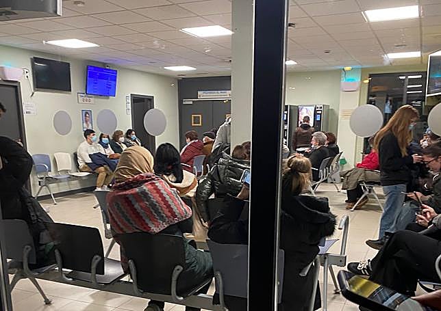 Sala de espera del Carpa saturada en la noche de Reyes.