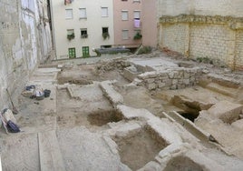 Solar de Ruavieja 21 con elementos arqueológicos hallados en 2007 y que van desde época romana a los siglos XVIII y XIX, actualmente cubiertos por la vegetación, y donde se estiman 8 VPO (conocida como la Casa del Copón).