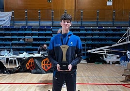 Diego Ferreras, con el trofeo de campeón de España.