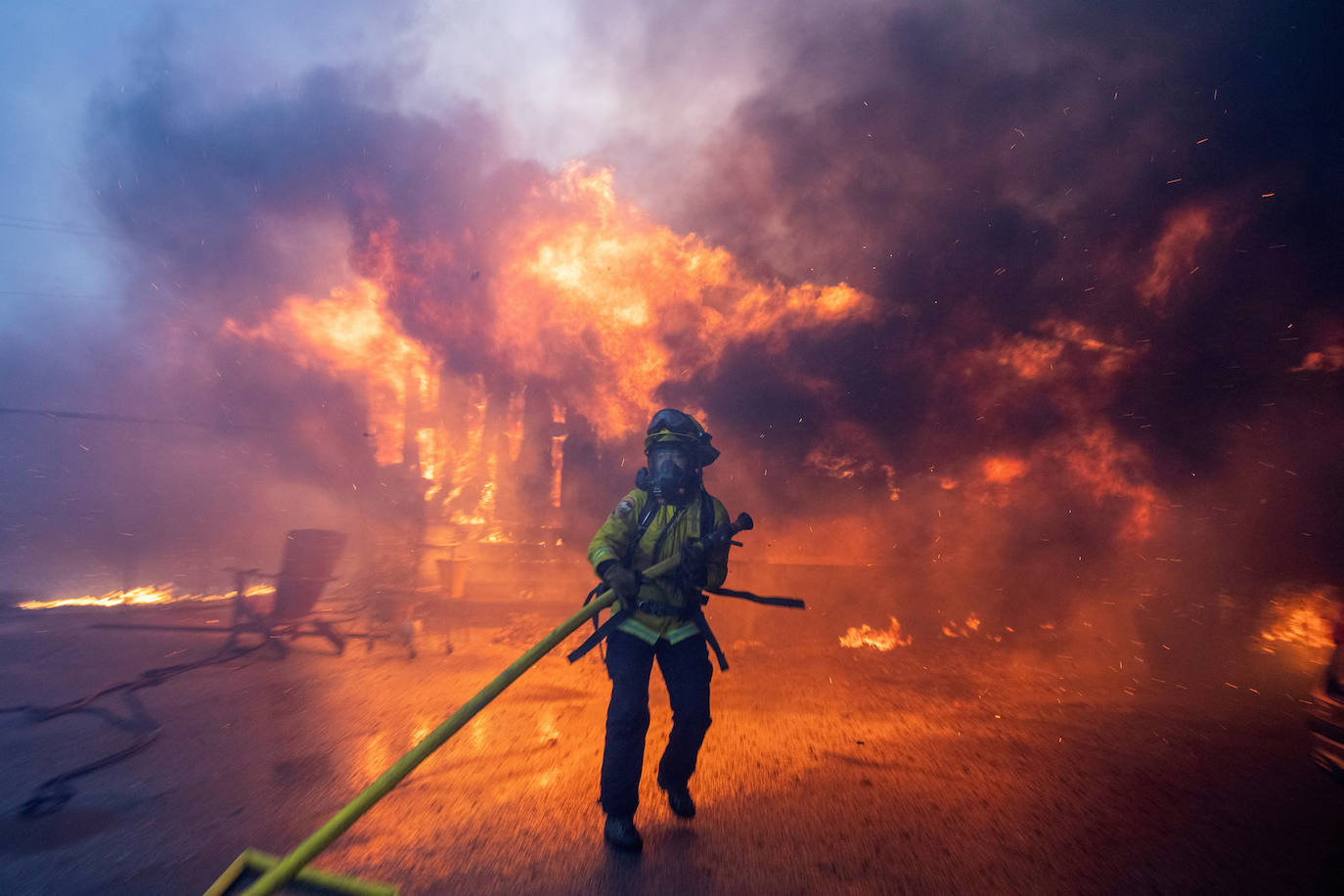 Al menos 30.000 personas tuvieron que ser evacuadas el miércoles por una pavorosa oleada de fuegos que devastó Pacific Palisades. El gobernador de California decretó el estado de emergencia.