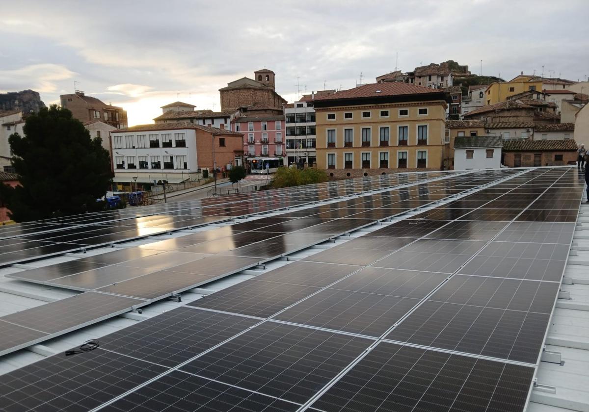 Placas fotovoltaicas instaladas en el tejado del polideportivo municipal de Nalda.