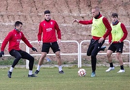 Monreal juega el balón ante Sarriegi y Eloy, con Beñat a su espalda.