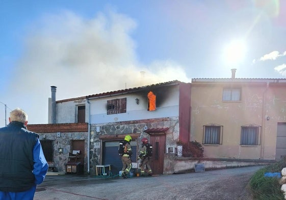 Los bomberos instantes antes de entrar en la bodega incendiada.