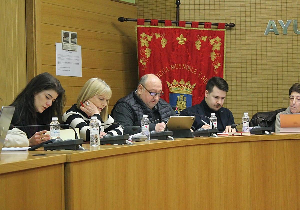 El portavoz del grupo municipal socialista, Fernando Sáenz (en el centro), durante su intervención.