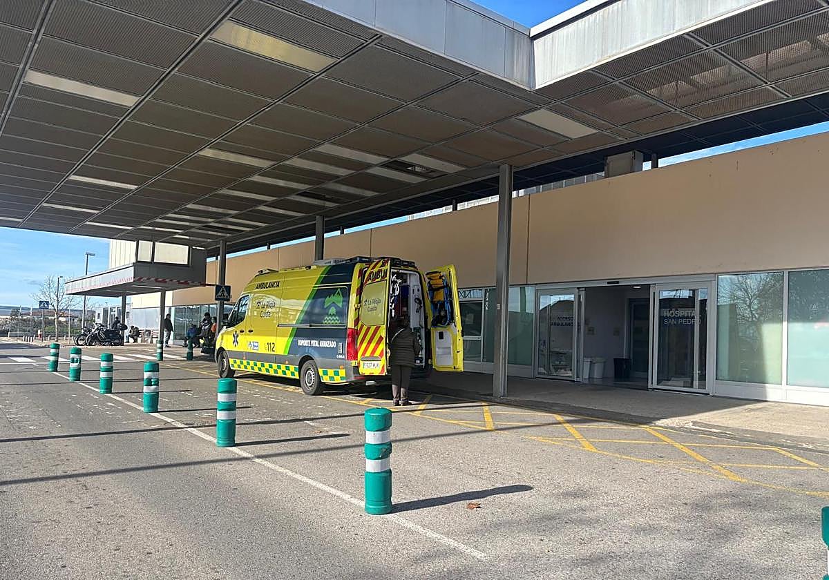 Ambulancia, este mediodía, a las puertas del servicio de Urgencias del San Pedro