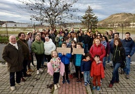 Los vecinos del barrio se han concentrado para manifestar su malestar.