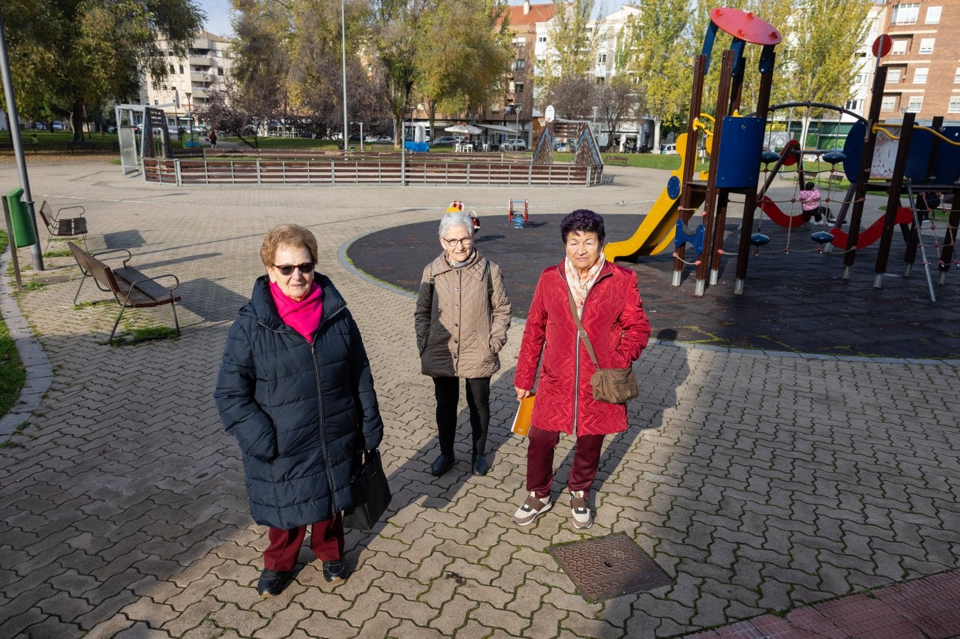 Ana Martínez (tesorera), Evarista Argáiz (vocal) y María Teresa Gómez (presidenta), de la asociación Avezo, en el parque del Semillero.