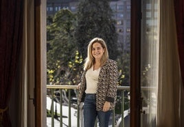 Beatriz Arraiz sonríe desde el balcón de la sede de la Delegación del Gobierno, con El Espolón a sus espaldas.