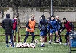 Los jugadores de la SDLogroñés realizan un rondo con Sergio Gil en medio.