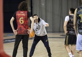 Ricardo Úriz da instrucciones a sus hombres en el entrenamiento del viernes.