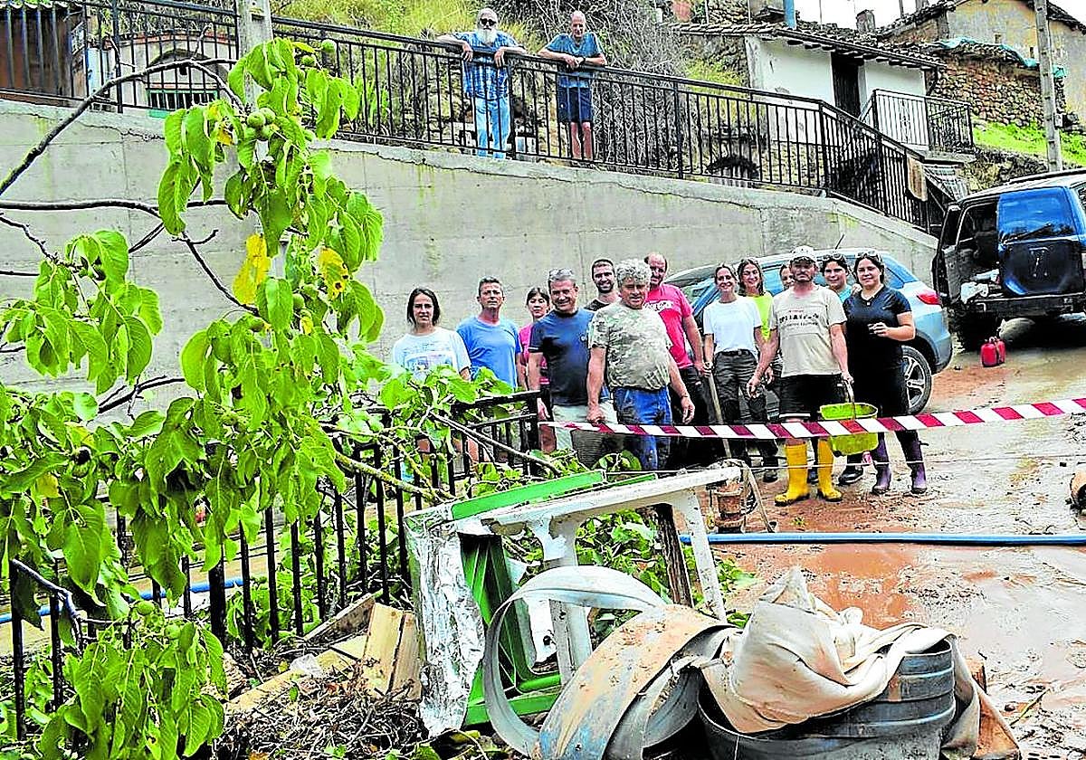 Los vecinos de Santa Engracia del Jubera posan en el puente afectado por la riada de finales de agosto del pasado año 2024.
