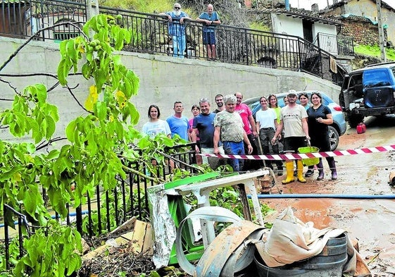 Los vecinos de Santa Engracia del Jubera posan en el puente afectado por la riada de finales de agosto del pasado año 2024.