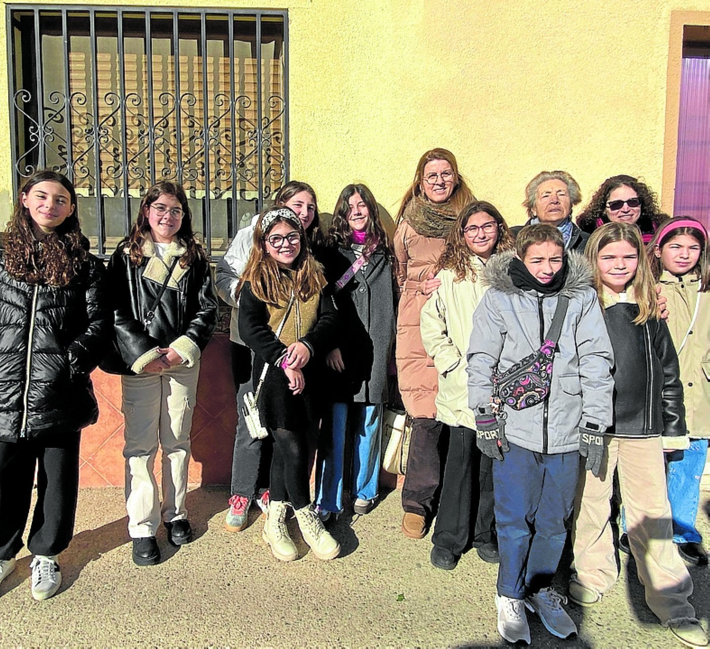 Niños de catequesis con su catequista y Vale, la mayordoma, ayer.