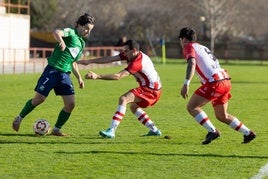 Álex encara a dos jugadores del Autol en el partido que se jugó ayer.