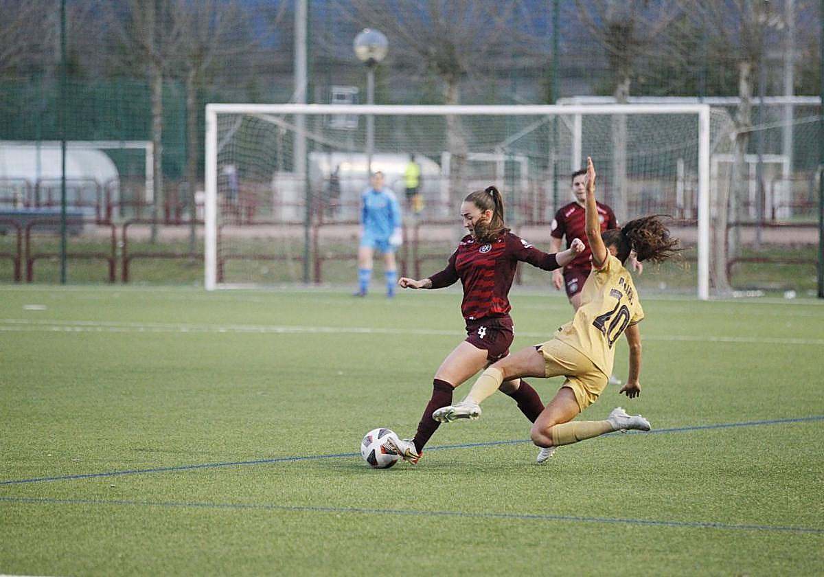 Sandra supera a una jugadora del Barça, en el partido de ida.