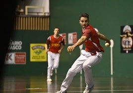 Darío espera la pelota con Erostarbe al fondo.