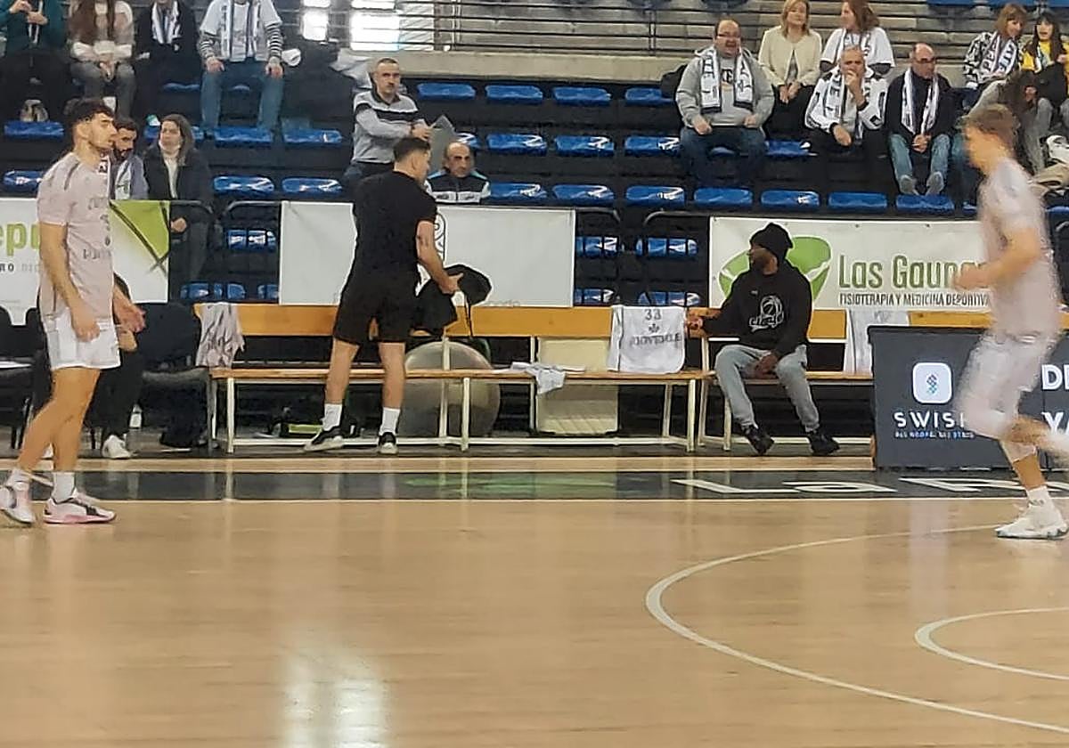 El nuevo jugador del Clavijo, Caleb Fields, en el banquillo blanquiazul.