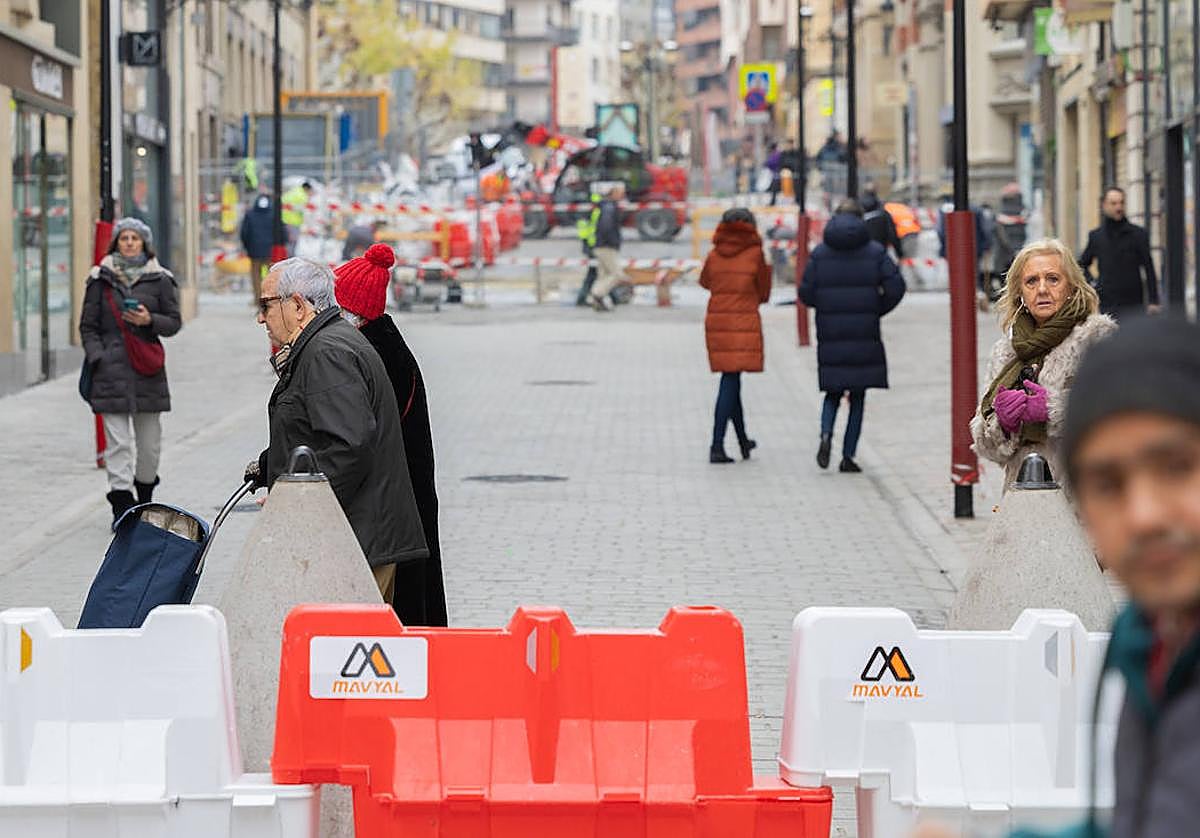 Varias personas pasean por el centro de Logroño, en una imagen de archivo.