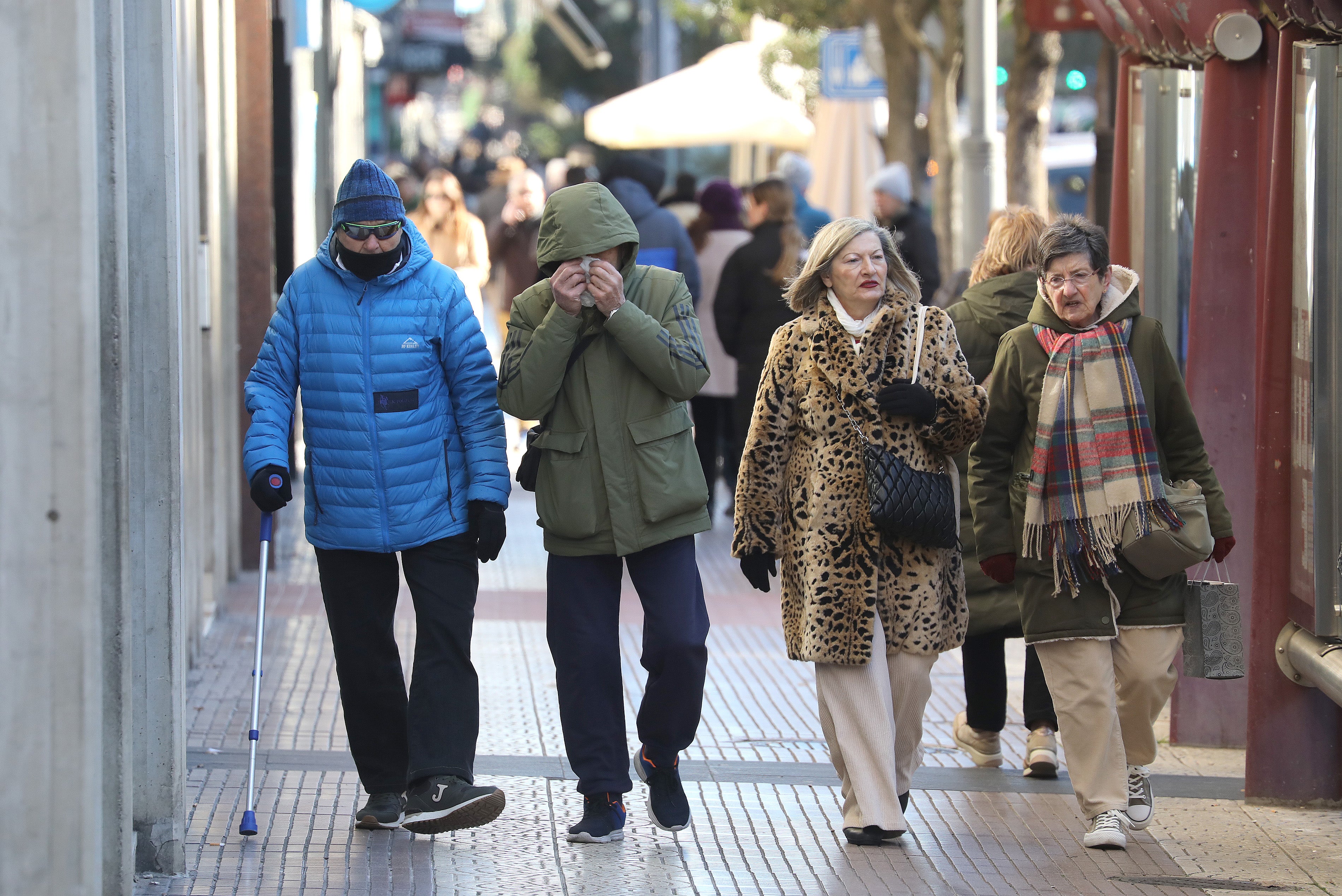 Varias personas caminan abrigadas, este lunes por el centro de Logroño.