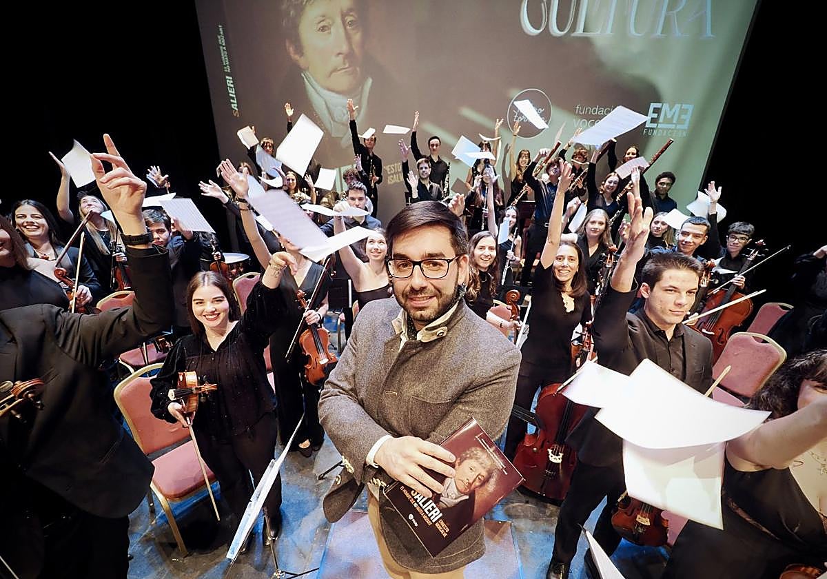 Monsalve, ante la Joven Orquesta Sinfónica de Valladolid que fundó y dirige.