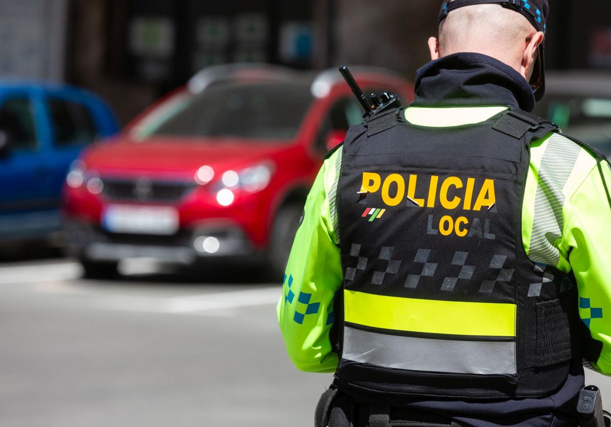 Un agente de la Policía Local, en Logroño.