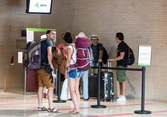 Pasajeros esperan su turno para coger un vuelo desde el aeropuerto de Agoncillo.