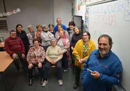 El profesor Sergio Larrauri, a la derecha, posa con los alumnos de la escuela de adultos de Entrena en un aula del CEIP Hispano América.