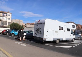 La mejora del asfaltado se aprecia en el parking del centro de salud.