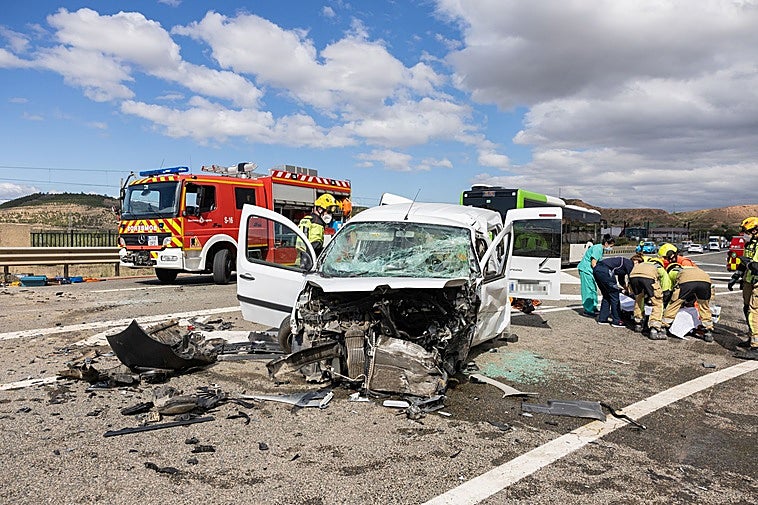 Bomberos y sanitarios intervienen en un accidente con cuatro heridos en Fuenmayor.