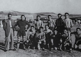 Imagen de una de las alineaciones, en blanco y negro, del Náxara.