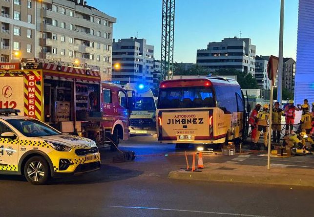 Agentes de la Policía Local y Bomberos, en el lugar del accidente.