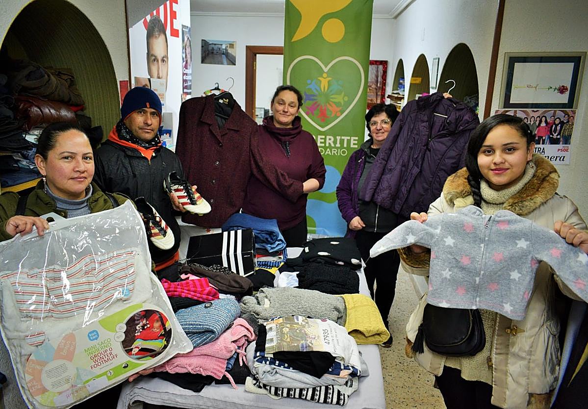 Leyre y Saray Narváez, en primer término, posan en la tienda de la asociación Alberite Solidario durante la tarde de ayer.