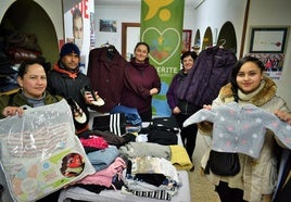 Leyre y Saray Narváez, en primer término, posan en la tienda de la asociación Alberite Solidario durante la tarde de ayer.