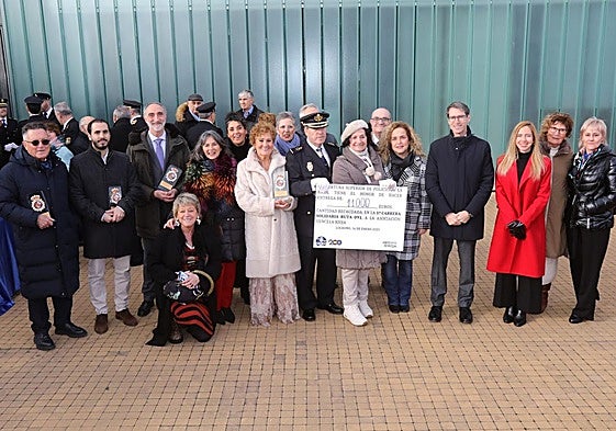 Parte de los homenajeados en el acto del 201 aniversario de la Policía Nacional, en la jefatura superior de Logroño.