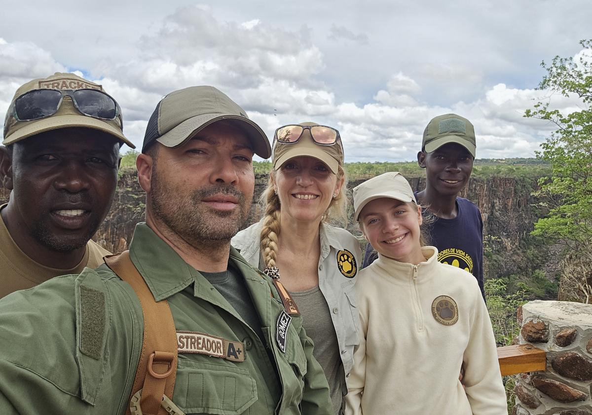 Imagen principal - La famila Gómez Troya junto a Antony y Edwin, a quienes formaron en rastreo anti furtivos; Elvia, con dos rangers del parque y, sobre estas líneas, la pequeña con la tristeza de la certeza de la muerte de un ani..