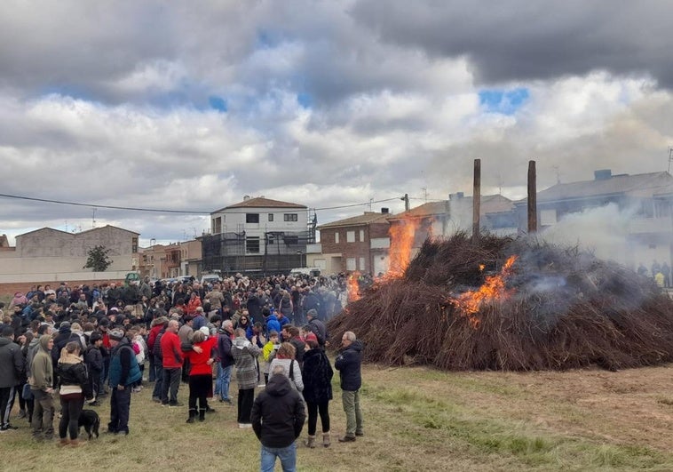Vale Medrano enciende de nuevo la gran hoguera de San Antón, 37 años después