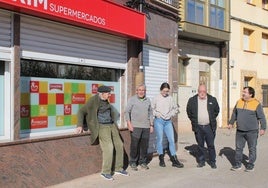 Un grupo de vecinos cigüeñeros, a la puerta del único supermercado que había en el pueblo, cerrado desde hace aproximadamente un mes.