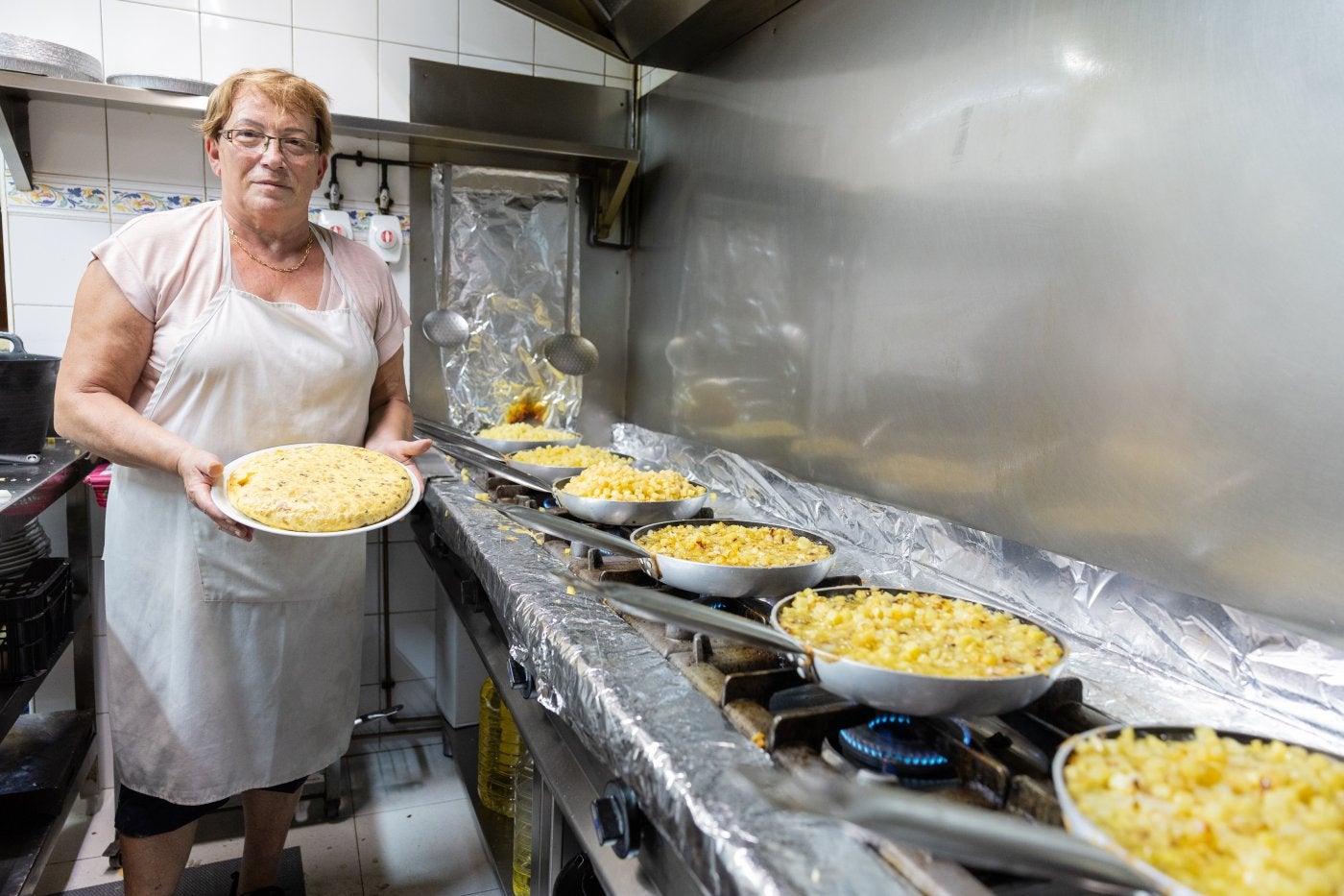 Luci, en su cocina dedicada casi exclusivamente a hacer tortillas.