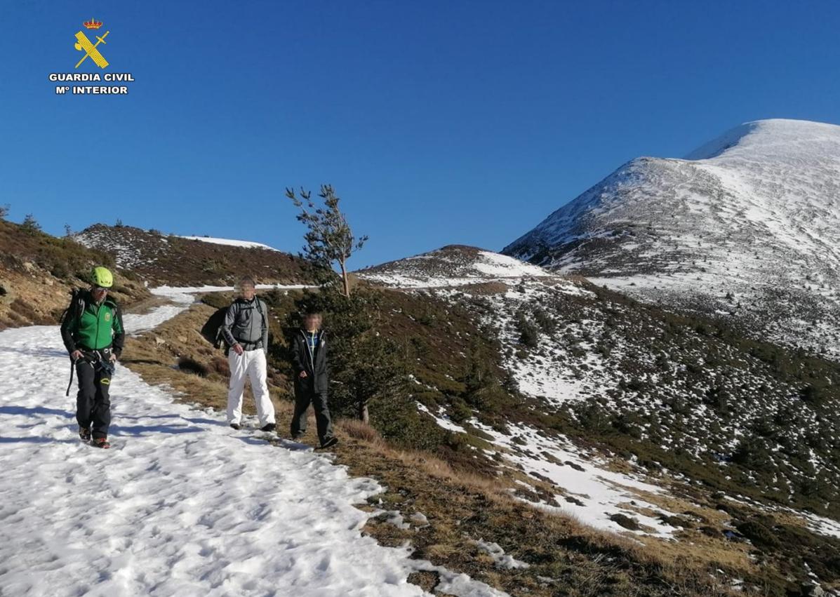 Imagen secundaria 1 - Arriba, scenso al monte Cabezo del Santo de Brieva de Cameros con motivo del Día del Montañismo Riojano. Auxilio a un padre y un hijo en el monte San Lorenzo el pasado 30 de diciembe de 2024 por parte del Greim de la Guardia Civil (Izq.). Cristina Ojer y Daniel Rey posan en la cima del Urbión. 