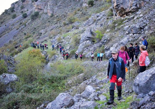 Imagen principal - Arriba, scenso al monte Cabezo del Santo de Brieva de Cameros con motivo del Día del Montañismo Riojano. Auxilio a un padre y un hijo en el monte San Lorenzo el pasado 30 de diciembe de 2024 por parte del Greim de la Guardia Civil (Izq.). Cristina Ojer y Daniel Rey posan en la cima del Urbión. 