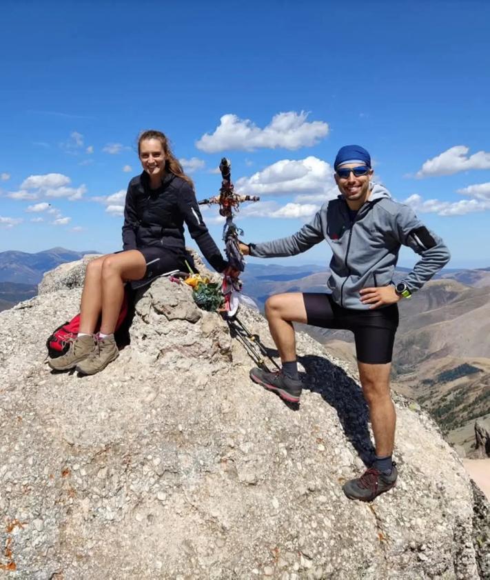 Imagen secundaria 2 - Arriba, scenso al monte Cabezo del Santo de Brieva de Cameros con motivo del Día del Montañismo Riojano. Auxilio a un padre y un hijo en el monte San Lorenzo el pasado 30 de diciembe de 2024 por parte del Greim de la Guardia Civil (Izq.). Cristina Ojer y Daniel Rey posan en la cima del Urbión. 