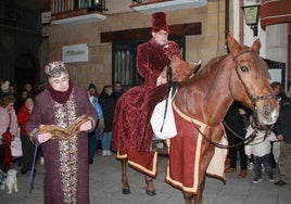 El pregonero y su escudero, durante un instante de la primera lectura, en la najerina plaza de la Cruz.