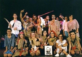 La veintena de actores y actrices, alumnos del IES La Laboral, que intervinieron en la obra 'El inmortal' en 1986, con Javier Cámara arriba a la izquierda.